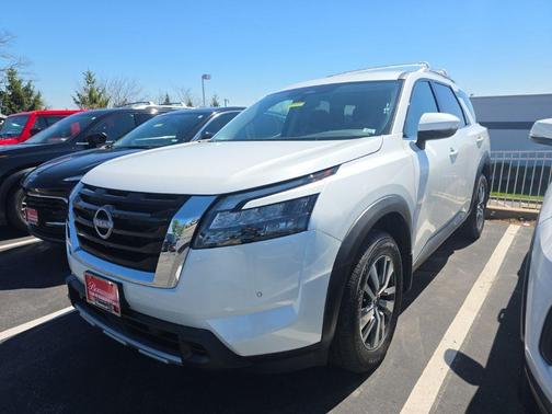 2025 Nissan Pathfinder SL