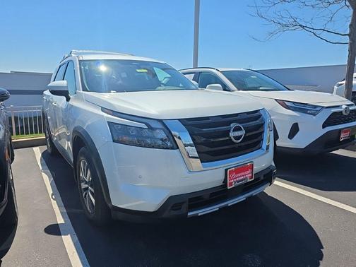 2025 Nissan Pathfinder SL