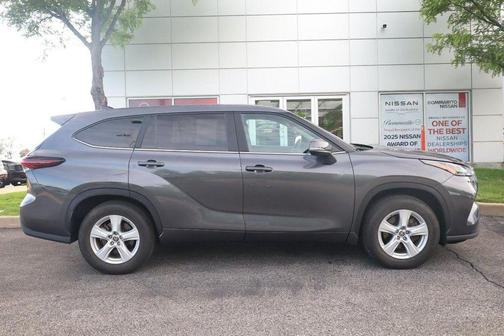 Magnetic Gray Metallic 2025 Toyota Highlander LE