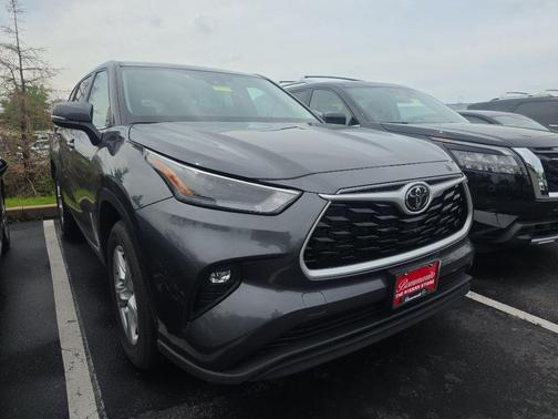 Magnetic Gray Metallic 2025 Toyota Highlander LE