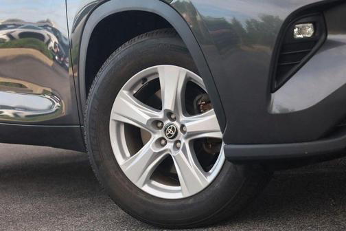 Magnetic Gray Metallic 2025 Toyota Highlander LE