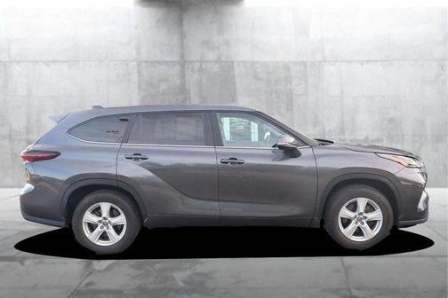 Magnetic Gray Metallic 2025 Toyota Highlander LE
