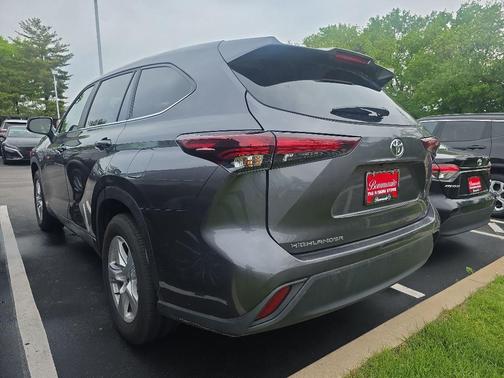 Magnetic Gray Metallic 2025 Toyota Highlander LE