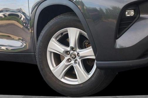 Magnetic Gray Metallic 2025 Toyota Highlander LE