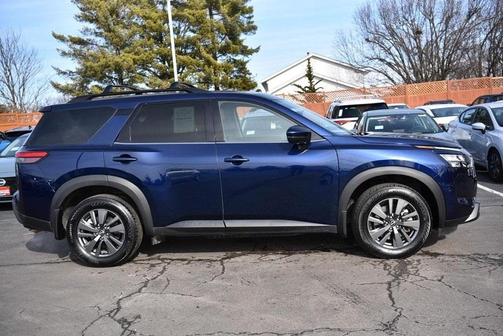 2024 Nissan Pathfinder SV
