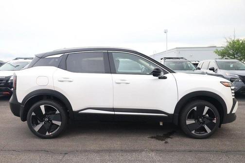 2t Wht Blk Roof 2026 Nissan Kicks SR