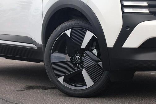 2t Wht Blk Roof 2026 Nissan Kicks SR