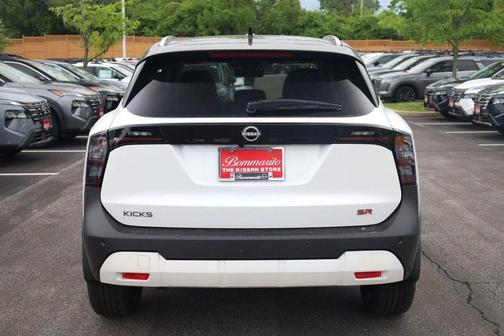2t Wht Blk Roof 2026 Nissan Kicks SR