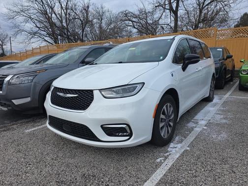 2024 Chrysler Pacifica Hybrid Select