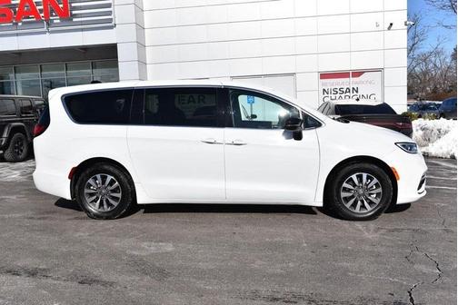 2024 Chrysler Pacifica Hybrid Select