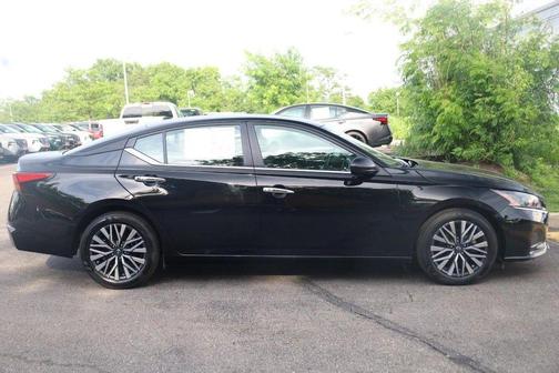 Super Black 2025 Nissan Altima SV