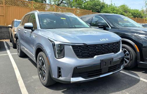 Everlasting Silver 2024 Kia Sorento S