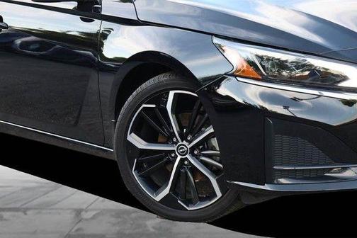 Super Black 2025 Nissan Altima SR