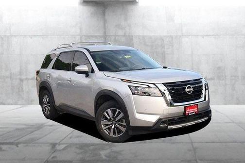 Brilliant Silver Metallic 2025 Nissan Pathfinder SL