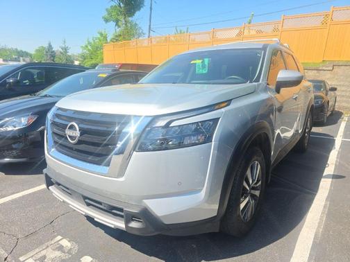 Brilliant Silver Metallic 2025 Nissan Pathfinder SL