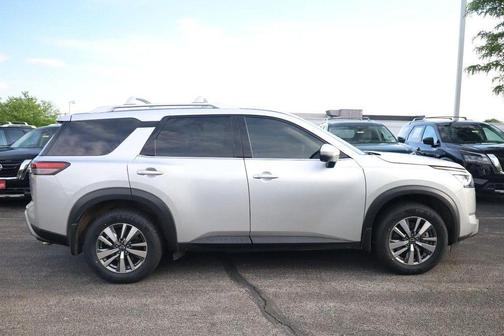 Brilliant Silver Metallic 2025 Nissan Pathfinder SL