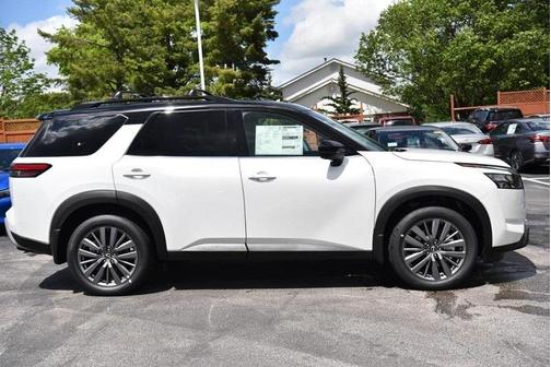 2025 Nissan Pathfinder SL