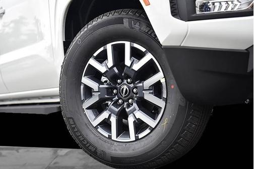 2025 Nissan Frontier SL