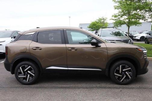 Canyon Bronze M 2026 Nissan Kicks SV