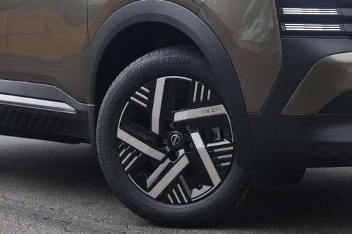Canyon Bronze M 2026 Nissan Kicks SV