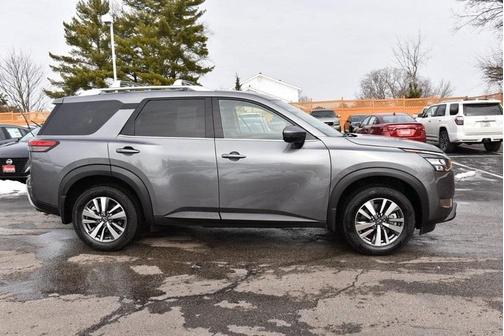 2025 Nissan Pathfinder SL