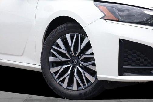 Glacier White 2025 Nissan Altima SV
