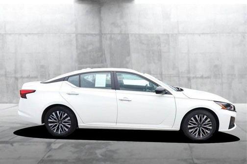 Glacier White 2025 Nissan Altima SV
