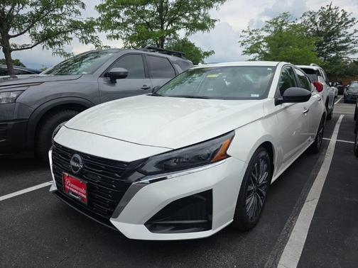 Glacier White 2025 Nissan Altima SV