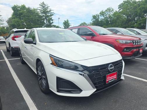 Glacier White 2025 Nissan Altima SV