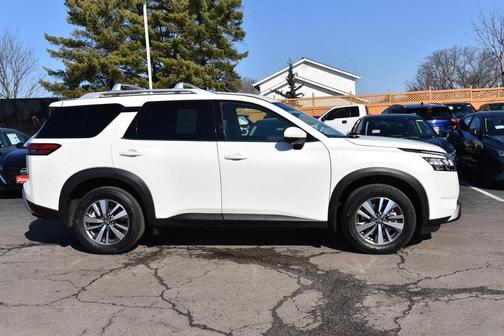 2024 Nissan Pathfinder SL