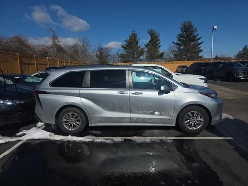 2021 Toyota Sienna XLE