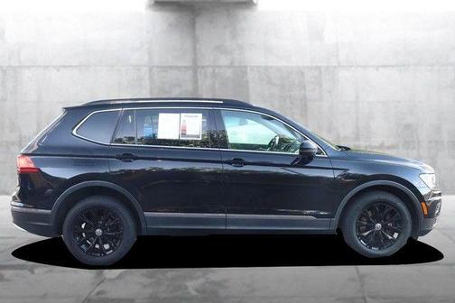 Deep Black Pearl Effect 2018 Volkswagen Tiguan 2.0T SE