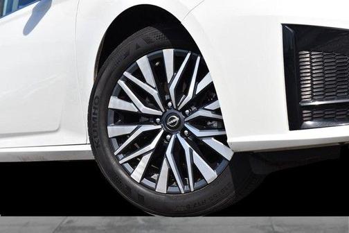 Glacier White 2025 Nissan Altima SV