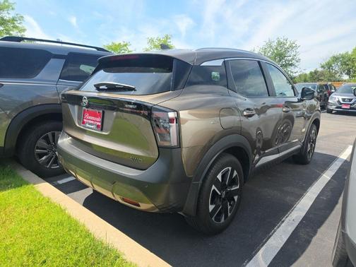 Canyon Bronze M 2025 Nissan Kicks SV
