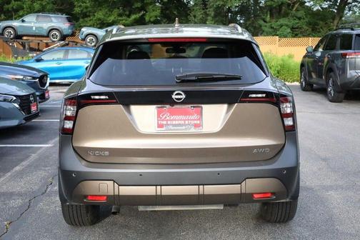 Canyon Bronze M 2025 Nissan Kicks SV