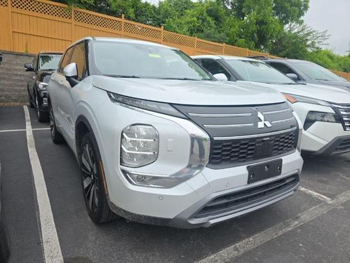 Diamond White 2025 Mitsubishi Outlander SE