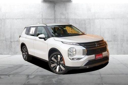 Diamond White 2025 Mitsubishi Outlander SE
