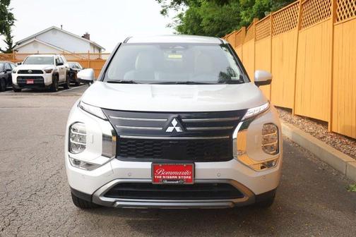 Diamond White 2025 Mitsubishi Outlander SE