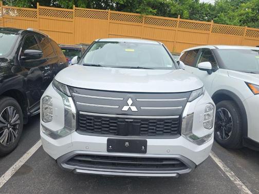 Diamond White 2025 Mitsubishi Outlander SE