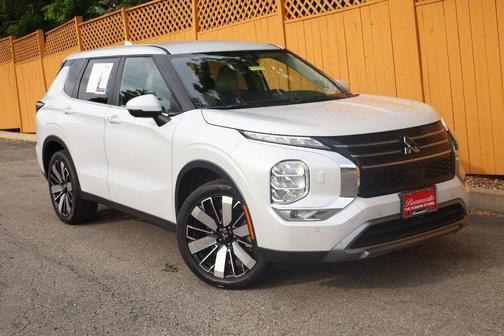 Diamond White 2025 Mitsubishi Outlander SE