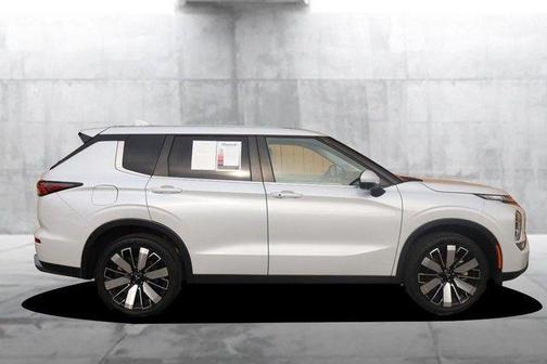 Diamond White 2025 Mitsubishi Outlander SE