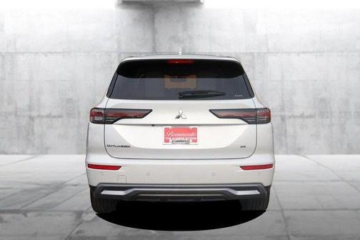 Diamond White 2025 Mitsubishi Outlander SE