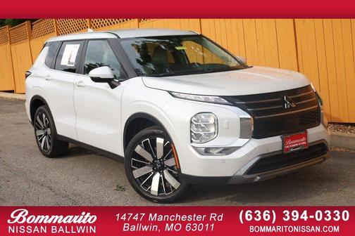 Diamond White 2025 Mitsubishi Outlander SE