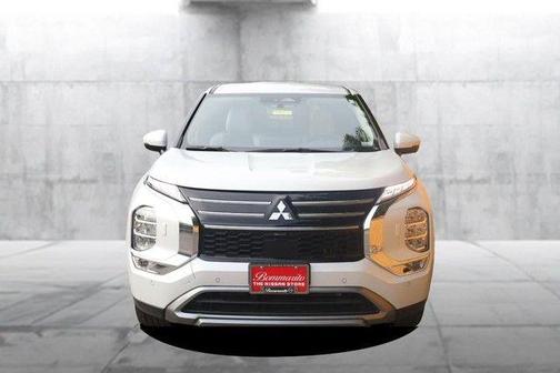Diamond White 2025 Mitsubishi Outlander SE