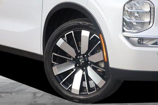 Diamond White 2025 Mitsubishi Outlander SE