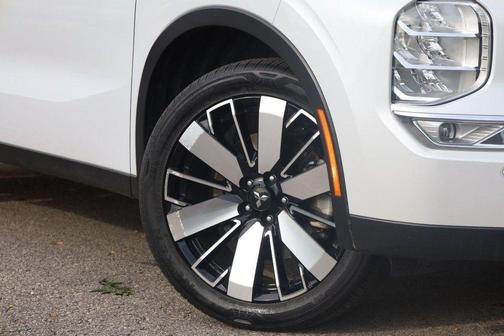 Diamond White 2025 Mitsubishi Outlander SE