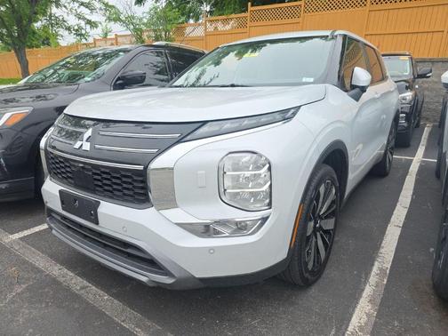 Diamond White 2025 Mitsubishi Outlander SE