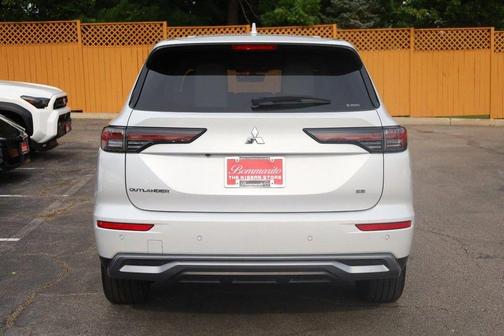 Diamond White 2025 Mitsubishi Outlander SE