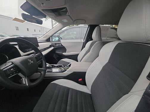 Diamond White 2025 Mitsubishi Outlander SE