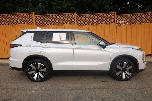 Diamond White 2025 Mitsubishi Outlander SE